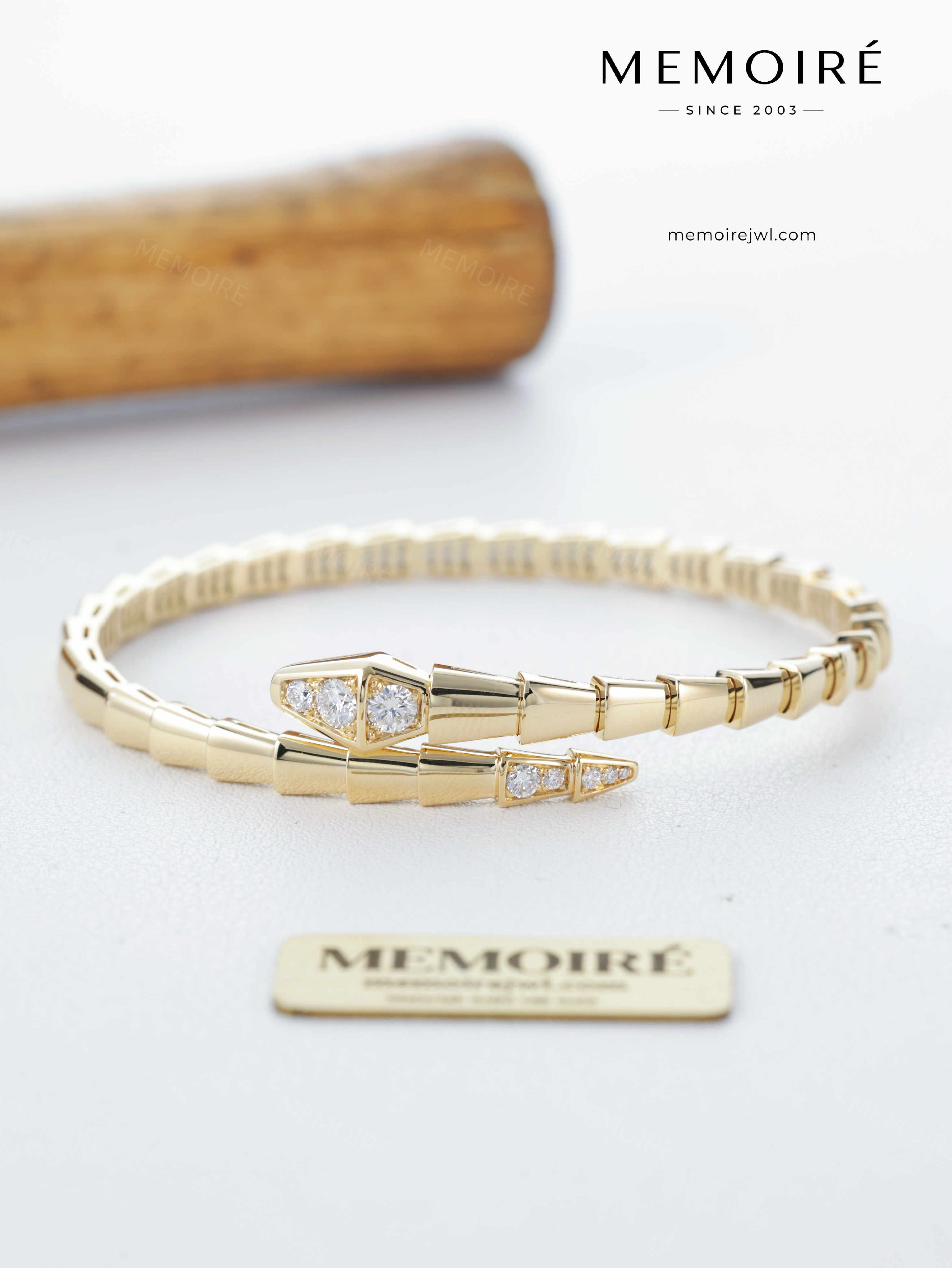 MEMOIRÉ 18K Yellow Gold Narrow Snake Bangle